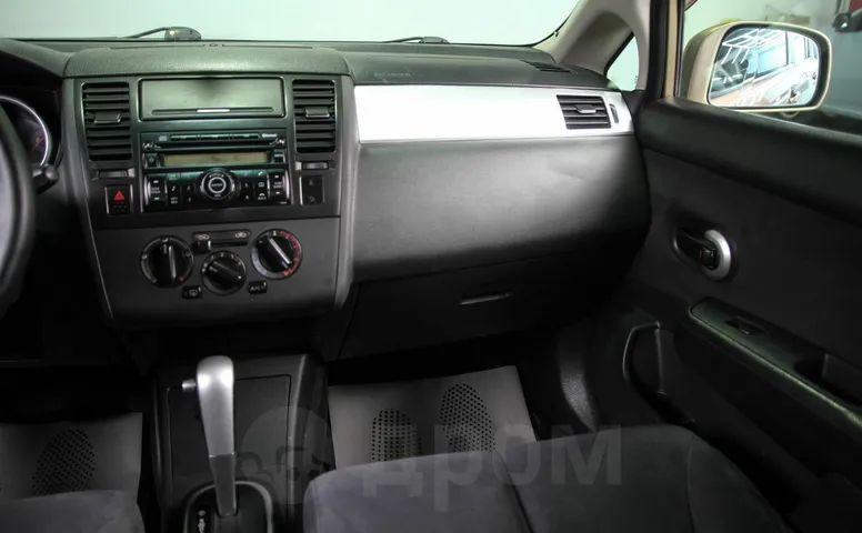 Nissan Tiida, 1 поколение