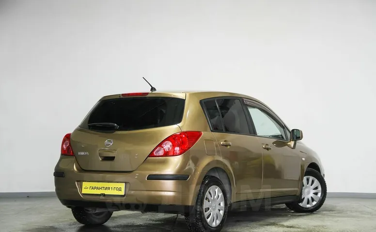 Nissan Tiida, 1 поколение