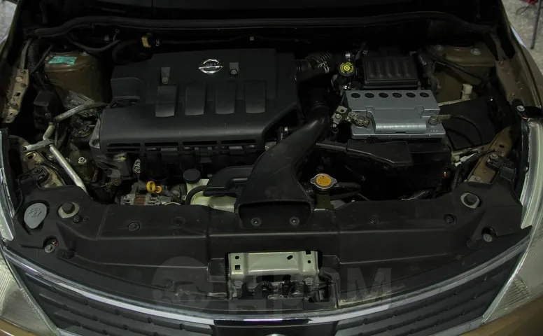 Nissan Tiida, 1 поколение