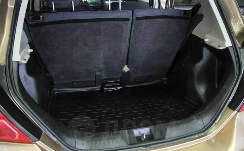 Nissan Tiida, 1 поколение