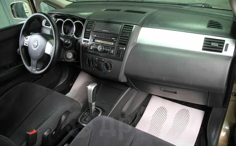 Nissan Tiida, 1 поколение