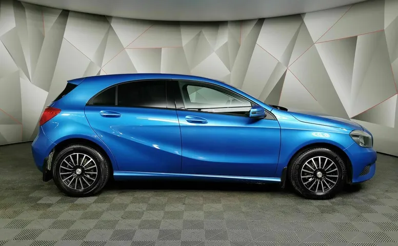 Mercedes-Benz A-Класс 180 7G-DCT (122 л.с.) Синий