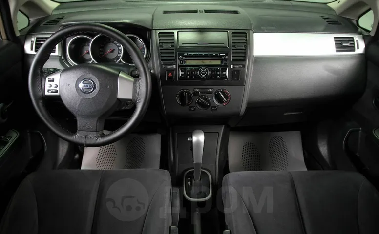Nissan Tiida, 1 поколение