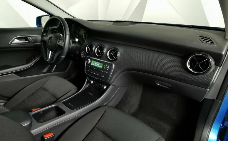 Mercedes-Benz A-Класс 180 7G-DCT (122 л.с.) Синий
