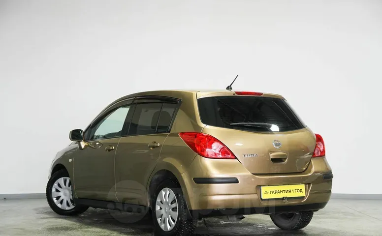 Nissan Tiida, 1 поколение