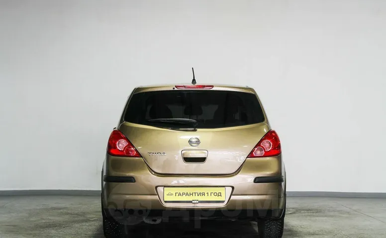 Nissan Tiida, 1 поколение