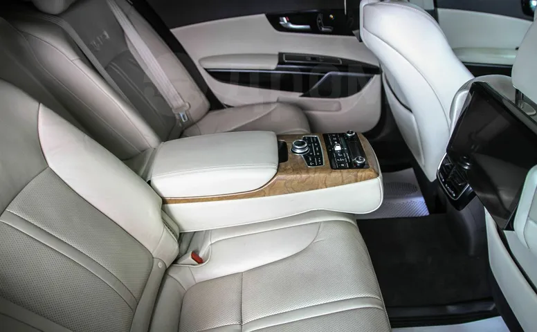 Kia Quoris, 1 поколение